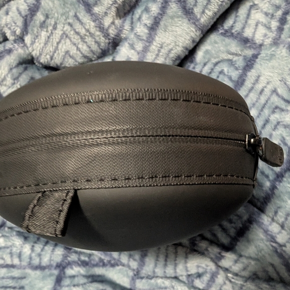 Beats Black Hard-Shell Headphone Case (EUC) - Picture 2 of 7
